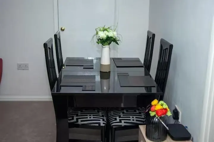 Forest Way Lodge - 2 Bedroom Home In Three Bridges Crawley Near Gatwick Holiday home
