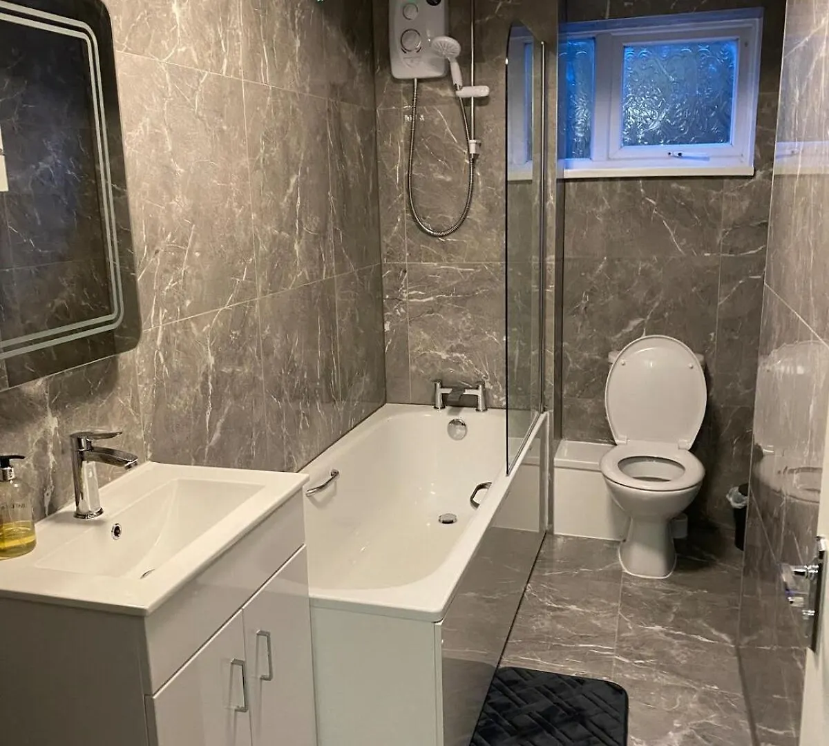 Forest Way Lodge - 2 Bedroom Home In Three Bridges Crawley Near Gatwick United Kingdom